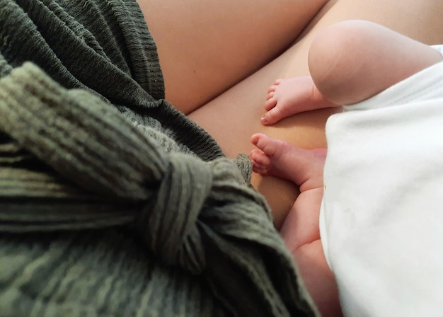 Jak wygląda zszyte krocze po porodzie? Gojenie i pielęgnacja